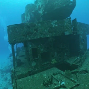 A boat is sitting in the ocean under water.